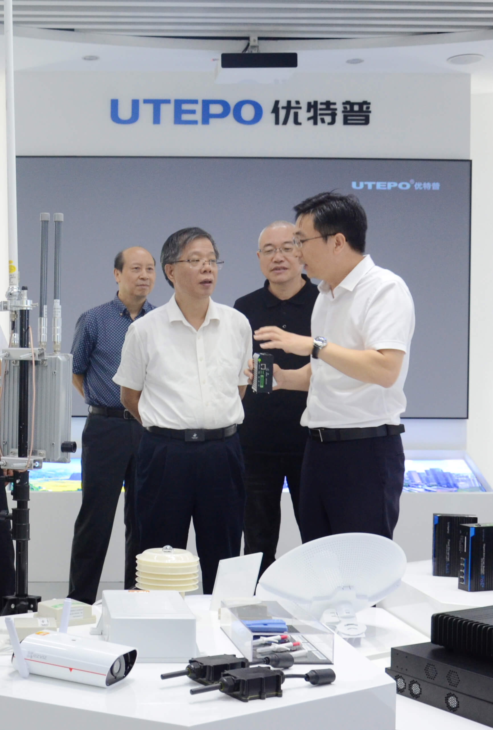 省工信廳廳長涂高坤(前排左)、省統(tǒng)計局局長楊新洪（后排右）、省政府研究室處長吳玉明（后排左）與優(yōu)特普董事長聶懷東親切交流